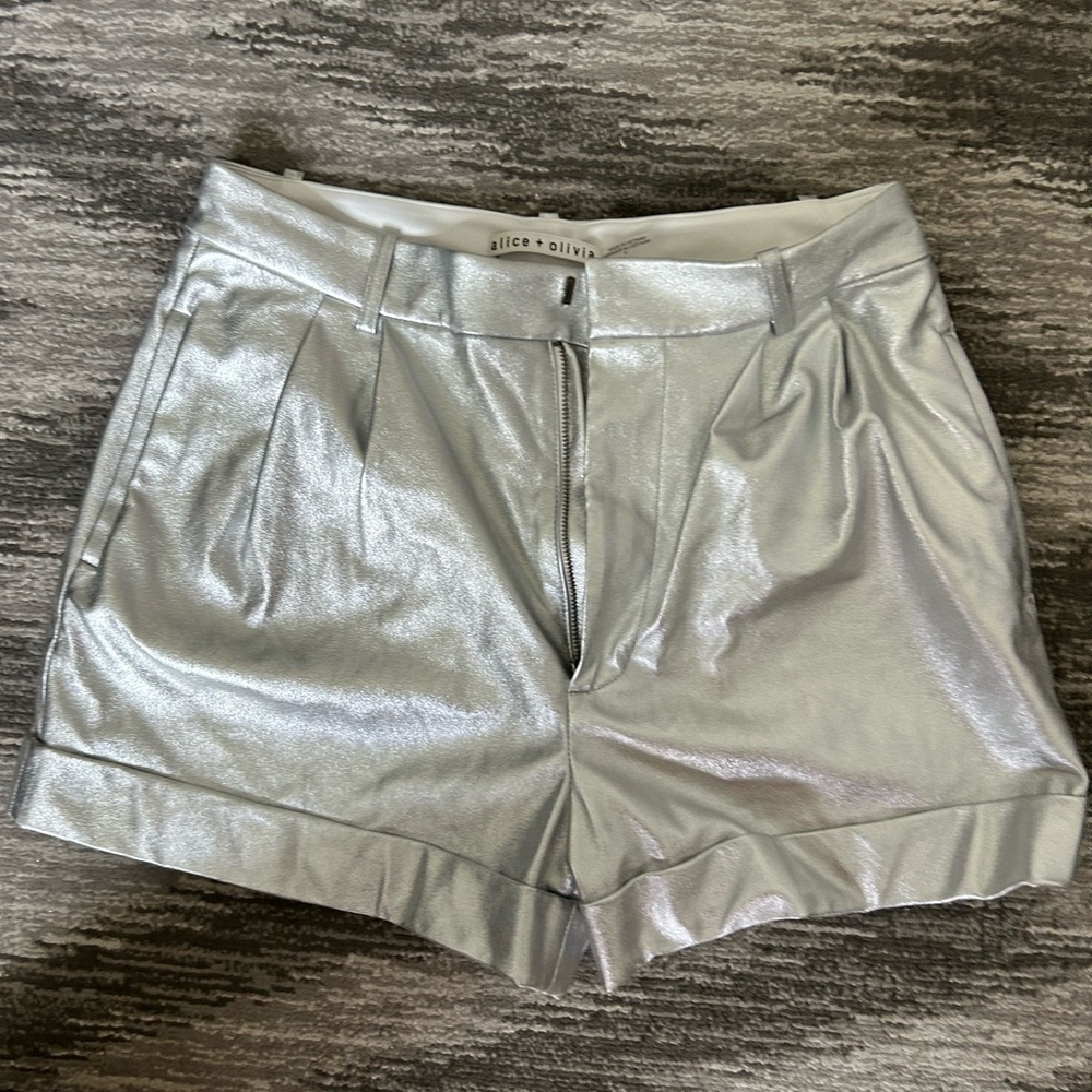 Alice & Olivia silver metallic vegan leather size 4 shorts. Worn 2Xs